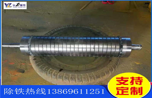 一、引發(fā)礦山機(jī)械事故的原因: 1、噪聲危害：礦山生產(chǎn)過(guò)程中的機(jī)械設(shè)施在運(yùn)行過(guò)程中會(huì)萌生不一樣程度的噪聲，例如：通風(fēng)機(jī)、空壓機(jī)風(fēng)鎬等高機(jī)械噪音設(shè)施;若這些個(gè)設(shè)施選型不符合理，又未采取避免噪聲污染的處理辦法，則會(huì)對(duì)接觸噪聲的作業(yè)擔(dān)任職務(wù)的人萌生噪聲危害，有時(shí)候甚至于會(huì)誘發(fā)擔(dān)任職務(wù)的人誤操作而引動(dòng)出產(chǎn)安全意外。 2、水害：因?yàn)榈V山排水設(shè)施存在配備布置不夠，配備布置不符合理，排水供電線路、排水管路達(dá)不到要求，礦山排水有經(jīng)驗(yàn)不充足都可能導(dǎo)致礦山的水害。 3、物理性爆炸：礦山中因?yàn)椴灰?guī)范地運(yùn)用的壓力器皿及管道引動(dòng)。例如：空壓機(jī)貯氣罐、鍋爐等存在物理爆炸危險(xiǎn);若出產(chǎn)中操作差錯(cuò)，設(shè)施安全附件失去效力，設(shè)施運(yùn)用、管理不合適都可能導(dǎo)發(fā)爆炸意外。 4、火災(zāi)：礦山機(jī)械設(shè)施運(yùn)轉(zhuǎn)不好或故障摩擦發(fā)熱引燃可燃物.或電氣器件故障發(fā)點(diǎn)燃燃料花或電弧引燃可燃物，或操作擔(dān)任職務(wù)的人操作差錯(cuò)導(dǎo)發(fā)某種發(fā)熱物體引燃可燃物，均會(huì)導(dǎo)發(fā)火災(zāi)的危險(xiǎn)。